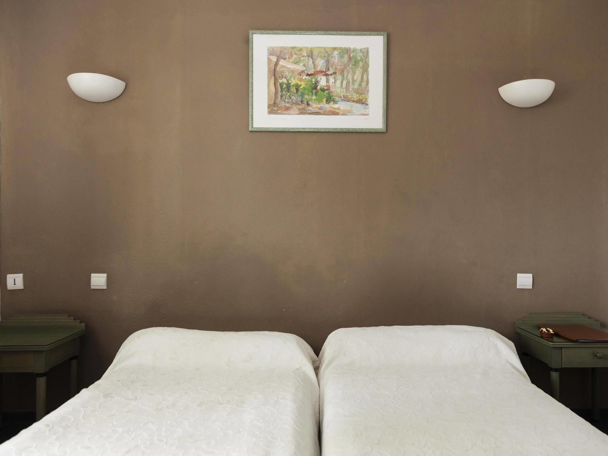 Hotel La Touloubre La Barben Esterno foto