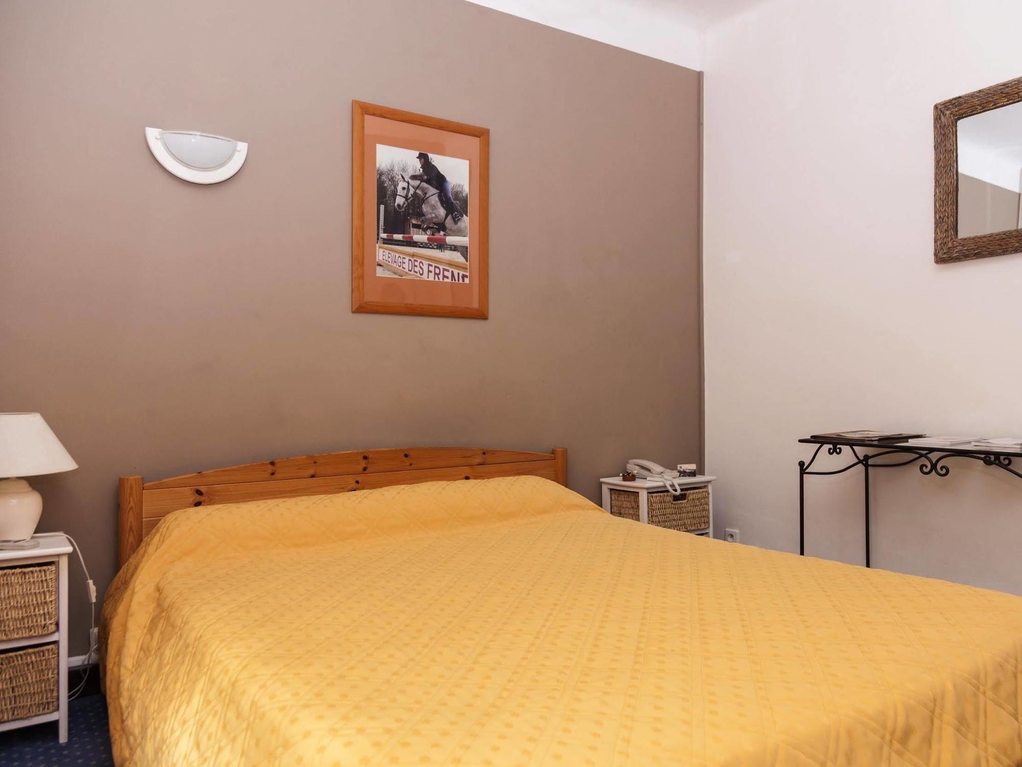 Hotel La Touloubre La Barben Esterno foto