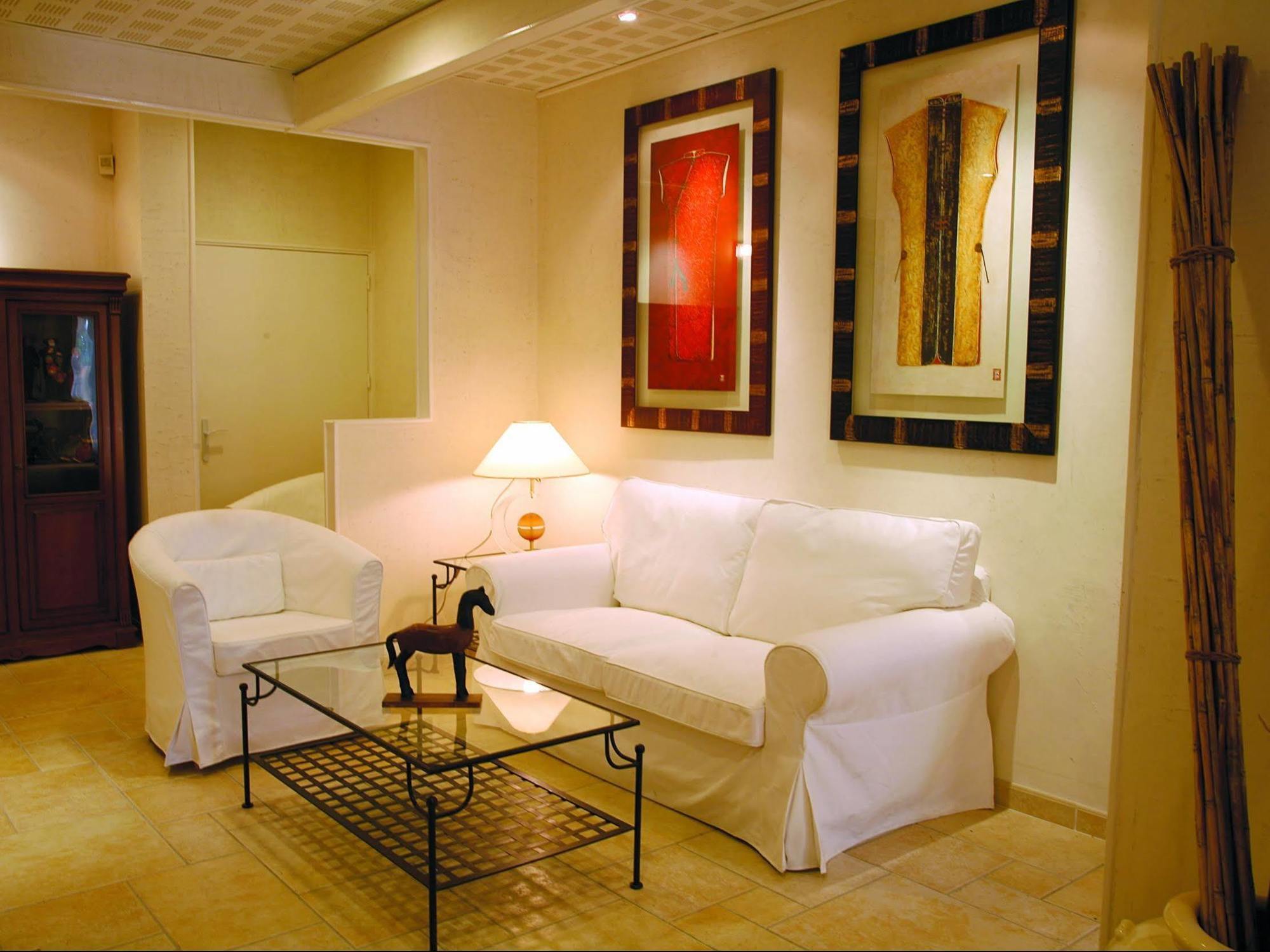Hotel La Touloubre La Barben Esterno foto