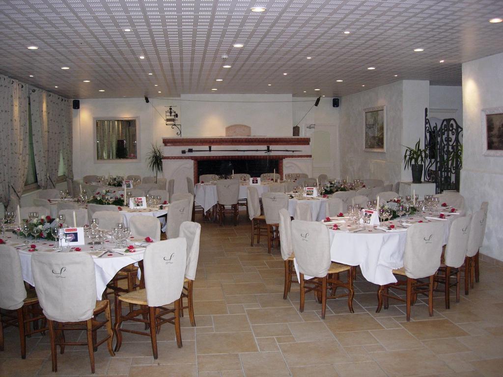 Hotel La Touloubre La Barben Esterno foto